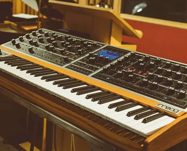 电音制作一定要用midi制作吗？可以用合成器进行制作吗？