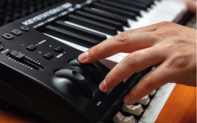 MIDI键盘如何能充当钢琴使用？