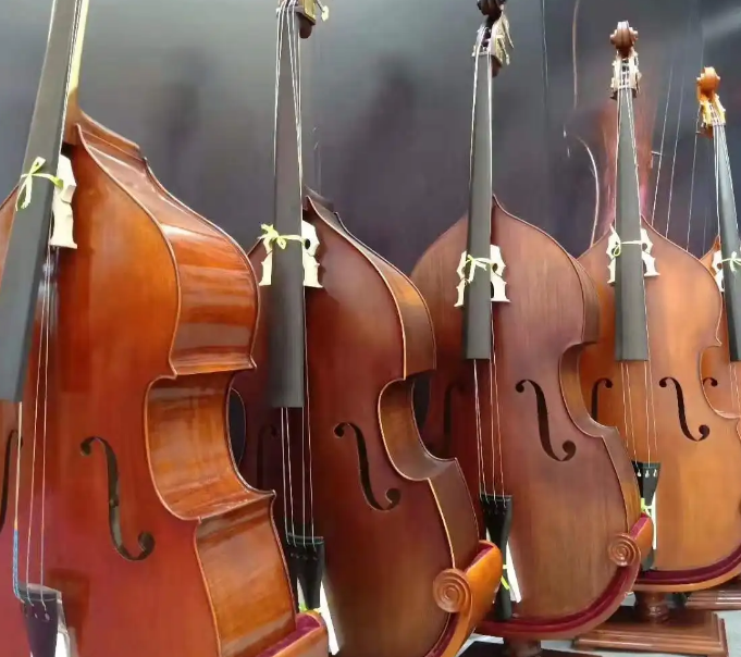  低音提琴是用什么材质制作的？